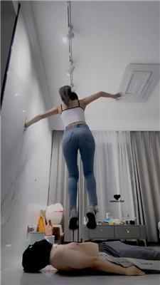 【漫漫大人】健身女神-AJ棉袜全体重踩踏/狂吸白棉袜 bf42844 艾彩调教库 第9张