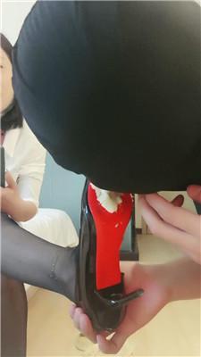 【娜S】高跟黑丝踩踏喂食/滴蜡 bf43232 艾彩调教库 第2张