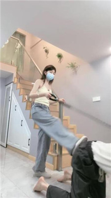 【樱子大人】伺候主人起床-空军一号白棉袜辱/骑马转胯/踩踏提档 艾彩调教库 第11张