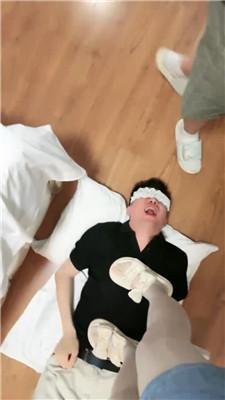 【桃樱樱】脏拖鞋白丝全体重踩踏 JS240726-12 艾彩调教库 第2张