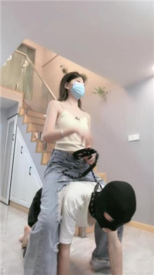 【樱子大人】伺候主人起床-空军一号白棉袜辱/骑马转胯/踩踏提档 艾彩调教库 第7张