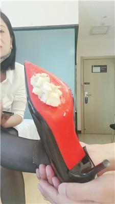 【娜S】高跟黑丝踩踏喂食/滴蜡 bf43232 艾彩调教库 第3张