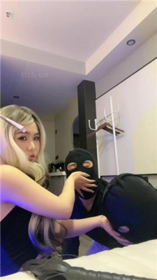 【浅浅】双奴-掐乳/抢着舔脚/骑马/闻鞋/清理马桶 艾彩调教库 第16张