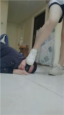 【文文文】跪舔主人脏鞋白袜/碾压踩踏【双视角版】 JS240730-19 艾彩调教库 第10张