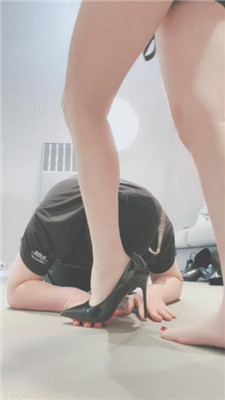 【果儿】下班回家强迫狗舔脏鞋原味脚 艾彩调教库 第13张