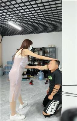 【酒鸽】捆绑臭鞋吸味鞭打/高跟插嘴虐乳/骑马钻胯 bf43112 艾彩调教库 第6张
