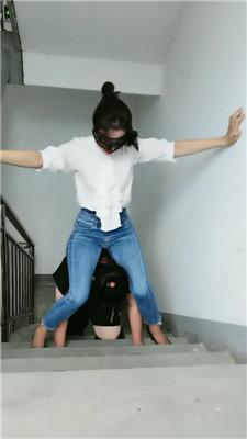 【凌儿女神】母畜-楼梯间训练狗爬 bf42962 艾彩调教库 第8张