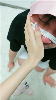 【女神mio】小白鞋粉棉袜-夹住狗鼻玩窒息/强制圣水 JS240720-12 艾彩调教库 第15张