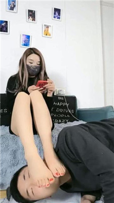 【洛欢】臭脚碾压狗头/裸足恋足狂舔 艾彩调教库 第11张