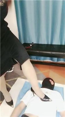 【玉】跪舔脏鞋肉丝脚/耳光/鞋插嘴/坐脸踩脸窒息 JS240714-5 艾彩调教库 第5张