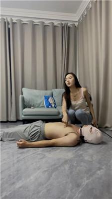 【素人挖掘机】碾压踩狗头/骑马转胯/鞭打/裸足狂舔 bf43213 艾彩调教库 第11张