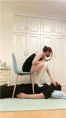 【小妮】白靴虐-清理脏鞋底/全体重踩踏/骑马 JS240720-1 艾彩调教库 第17张
