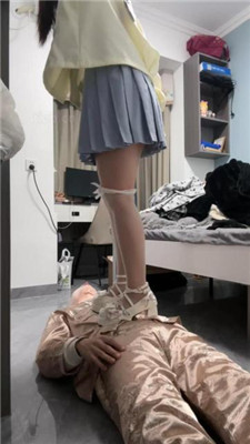 【樱木花道】开发女高中生-粗跟鞋白丝全体重踩/脚窒息/嘴洗袜子 艾彩调教库 第6张