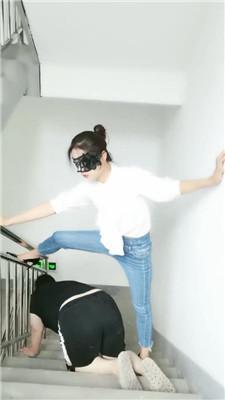 【凌儿女神】母畜-楼梯间训练狗爬 bf42962 艾彩调教库 第6张