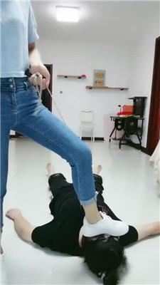 【凌儿】狗链遛狗/碾压踩狗爪/舔脏鞋/sp bf42841 艾彩调教库 第11张