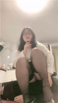 【欣欣子】骑狗背/黑丝脚踩/提档/喂口水 艾彩调教库 第4张