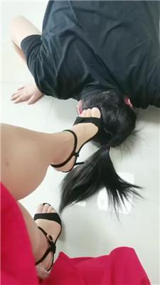 【凌儿女神】酸奶洗玉足/高跟鞋踩脖/脚耳光 bf43100 艾彩调教库 第14张