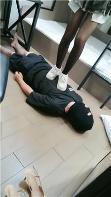 【LaiLai】精神小妹高跟运动鞋踩踏踩头/闻舔黑丝脚 bf43035 艾彩调教库 第10张