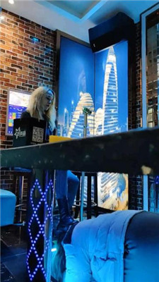 【樱樱】俄罗斯混血女女KTV强制虐【三】 艾彩调教库 第2张