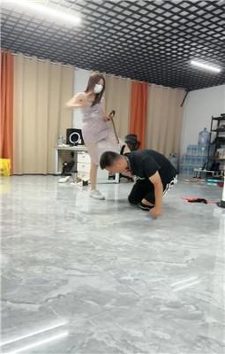 【酒鸽】捆绑臭鞋吸味鞭打/高跟插嘴虐乳/骑马钻胯 bf43112 艾彩调教库 第20张