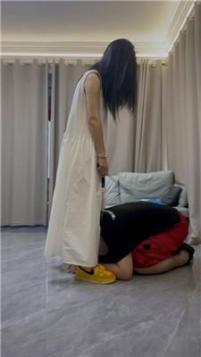 【素人挖掘机】黄色运动鞋白棉袜气味辱/鞭打羞辱 bf43231 艾彩调教库 第14张
