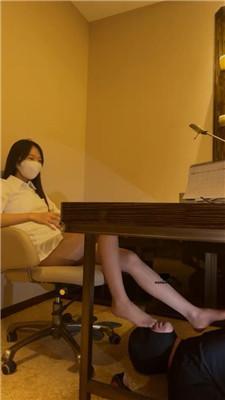 【万一】桌底视角-油亮丝袜美腿深喉 bf43034 艾彩调教库 第6张