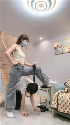 【樱子大人】伺候主人起床-空军一号白棉袜辱/骑马转胯/踩踏提档 艾彩调教库 第4张