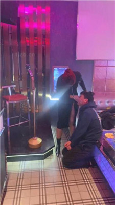 【冰诺】KTV-开发男客户做我的狗【下】 艾彩调教库 第2张