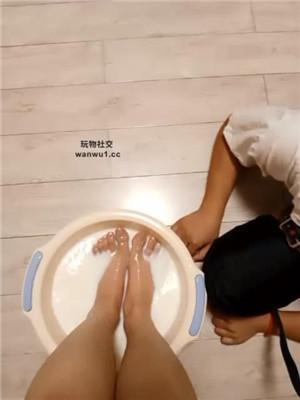 【猫】黑丝裸足狂舔/伺候沐足 JS240811-1 艾彩调教库 第4张