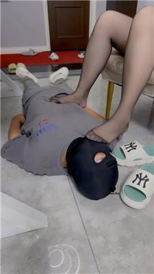 【琼菲】黑丝美腿踩虐地毯狗 JS240804-17 艾彩调教库 第2张