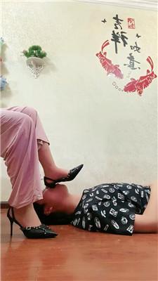 【鬼鬼】高跟插嘴/玉足狂舔 JS240813-2 艾彩调教库 第2张