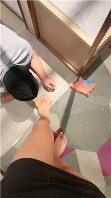 【愿老师】脚踩面包喂食/骑狗背 JS240806-16 艾彩调教库 第4张