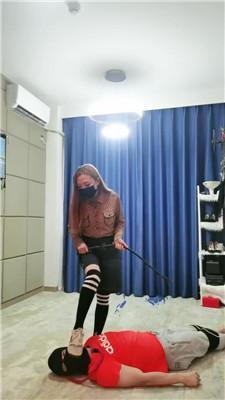 【魔鬼天使】骑马鞭打/踩踏/臭鞋臭袜气味羞辱【双视角版】 bf43628 艾彩调教库 第14张