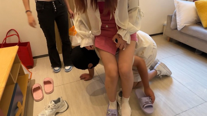 【208少女宿舍】带姐妹玩狗，赏贱狗吃食物 YC-240809-4 艾彩调教库 第8张