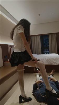 【御妍】粗高跟白丝踩虐/抽耳光/狗链遛狗【双视角版】 bf43621 艾彩调教库 第13张