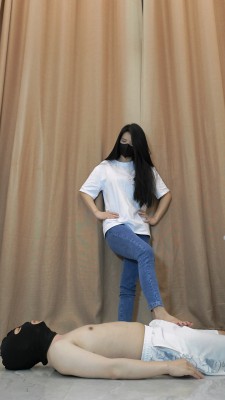 江门职院20岁学生T-shirt紧身牛仔裤网红爱马仕凉拖碾踩奴隶脖子 YC-240806-5 艾彩调教库 第4张