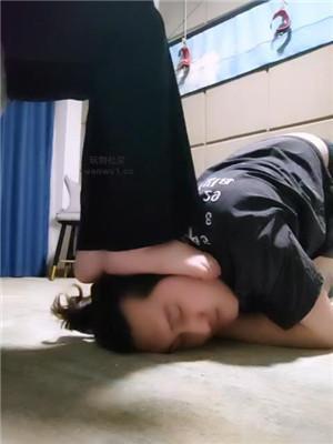 【魔鬼天使】跪舔高跟玉足/掐乳踩狗头 bf43643 艾彩调教库 第7张