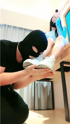 【妮蔻】小白鞋踩踏舔鞋底/白袜脚深喉插嘴闻吸/腿绞 bf43527-HD绳艺资源网