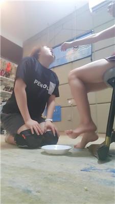 【魔鬼天使】臭脚丫喂食专场【双视角版】 bf43576 艾彩调教库 第8张