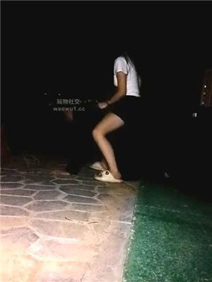 【天韵女皇】户外遛狗爬行/抽耳光/鞭打/【双视角版】JS240813-19 艾彩调教库 第11张