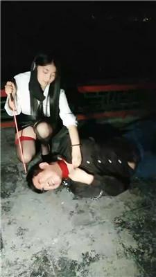 【天韵女皇】深夜户外处刑跟踪狂【双视角版】 bf43567 艾彩调教库 第8张