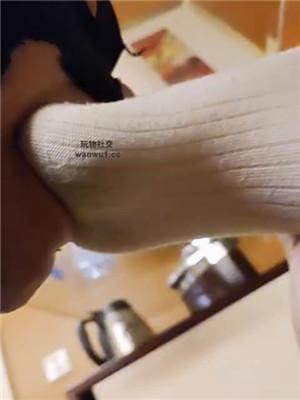 【九儿】桌底视角-跪舔小白鞋及膝白袜 bf43647 艾彩调教库 第6张