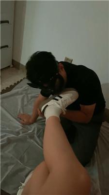 【林兮】清理脏脏鞋底/小白鞋白袜虐/品尝裸足 JS240808-45 艾彩调教库 第4张
