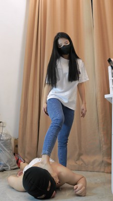 江门职院20岁学生T-shirt紧身牛仔裤网红爱马仕凉拖碾踩奴隶脖子 YC-240806-5 艾彩调教库 第6张
