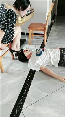 【未央宫】桌子底下伺候主人吃饭 bf43421 艾彩调教库 第4张