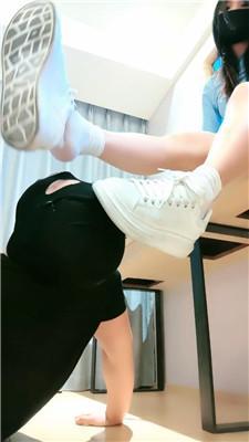 【妮蔻】小白鞋踩踏舔鞋底/白袜脚深喉插嘴闻吸/腿绞 bf43527 艾彩调教库 第7张