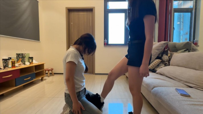 【208宿舍】女m系列：室内羞辱母狗踢裆踩狗脸 YC-240726-6 艾彩调教库 第3张