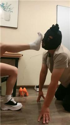 【颜值】跪舔脏鞋闻臭袜/全体重踩踏/赏赐圣水 JS240803-16 艾彩调教库 第6张