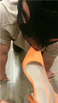 【颜值】跪舔脏鞋闻臭袜/全体重踩踏/赏赐圣水 JS240803-16 艾彩调教库 第20张
