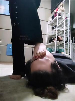 【魔鬼天使】跪舔高跟玉足/掐乳踩狗头 bf43643 艾彩调教库 第10张